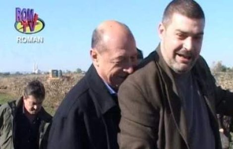  Video  Basescu, lovit din greseala de un ziarist