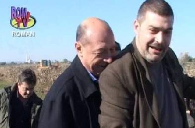 [VIDEO] Basescu, lovit din greseala de un ziarist