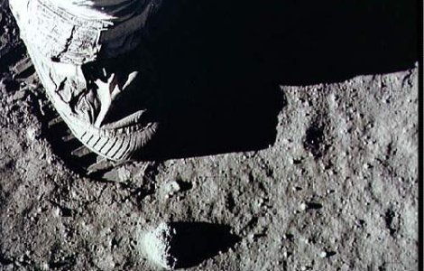 Luna este "din argint" si "plina" de apa