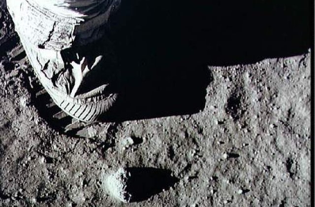 Luna este "din argint" si "plina" de apa