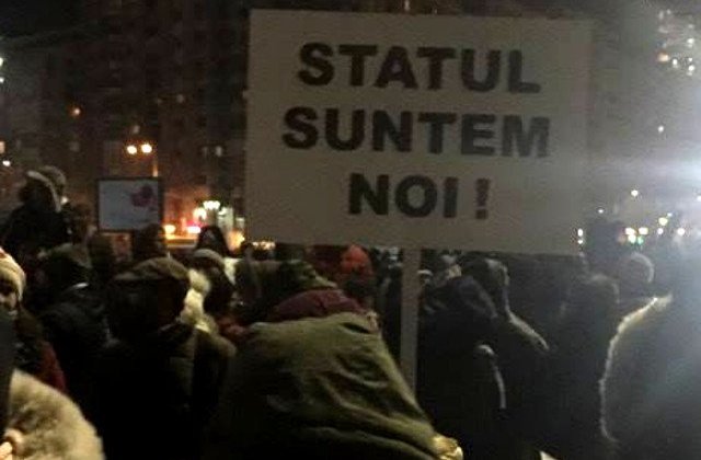A opta zi de proteste in Piata Victoriei si in orasele din tara. In Bucuresti, 6000 de oameni striga: "Demisia!"