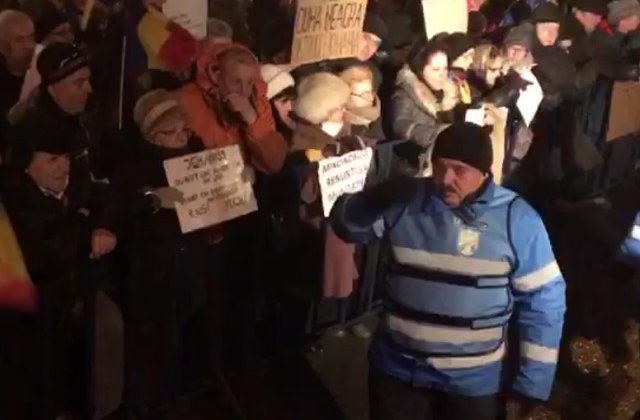 Soferul unui microbuz care a adus protestatari la Cotroceni: Mi se spune "Pleci" si plec