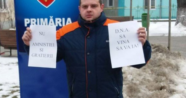 Tanarul care a protestat singur in Odobesti, dat in judecata de primar. Ce acuzatii i se aduc