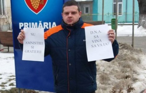 Tanarul care a protestat singur in Odobesti, dat in judecata de primar. Ce acuzatii i se aduc
