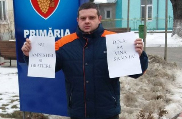 Tanarul care a protestat singur in Odobesti, dat in judecata de primar. Ce acuzatii i se aduc