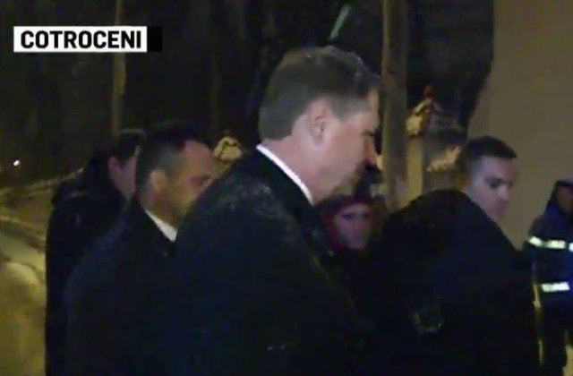 Presedintele Iohannis a mers la protestatarii de la Palatul Cotroceni