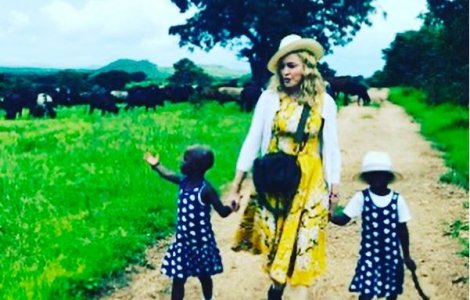 Madonna a confirmat adoptia unor gemene din Malawi