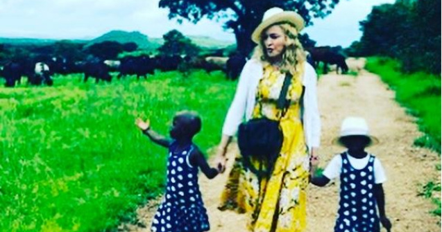 Madonna a confirmat adoptia unor gemene din Malawi