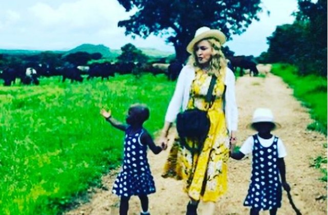 Madonna a confirmat adoptia unor gemene din Malawi si a publicat o fotografie a acestora