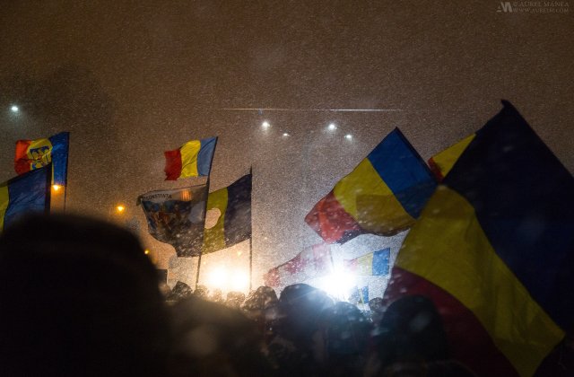 Ziua a IX-a de proteste. Oamenii au infruntat viscolul si gerul in Piata Victoriei