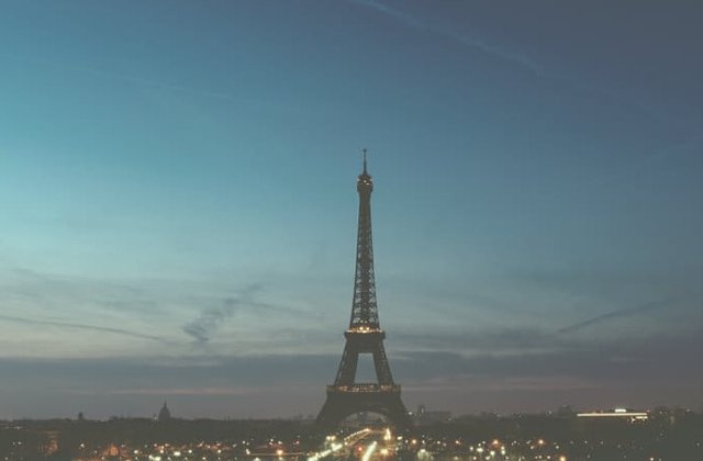 Parisul va construi o bariera anti-atentate in jurul Turnului Eiffel