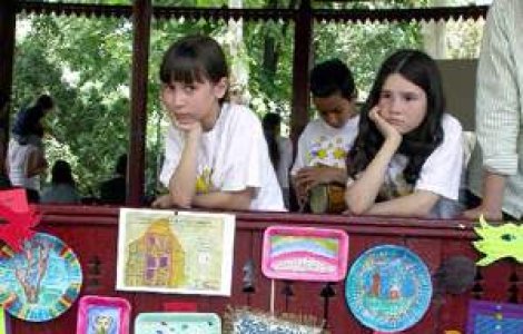 Copii uitati acasa de mama plecata in luna de miere