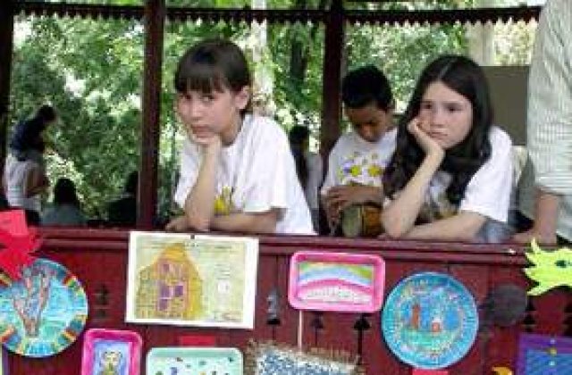 Copii uitati acasa de mama plecata in luna de miere