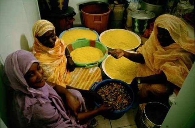 [VIDEO] In Mauritania, femeile sunt hranite cu forta ca sa fie grase