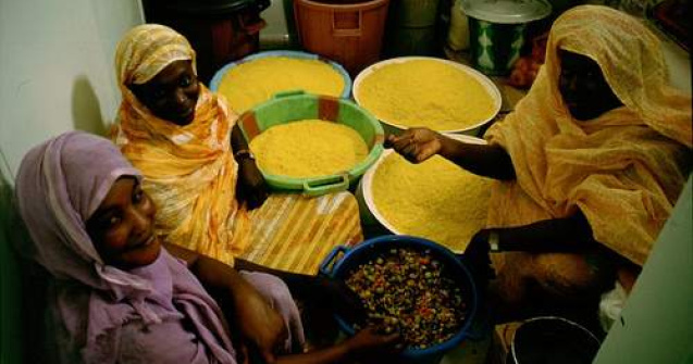  Video  In Mauritania, femeile sunt hranite cu forta ca sa fie grase