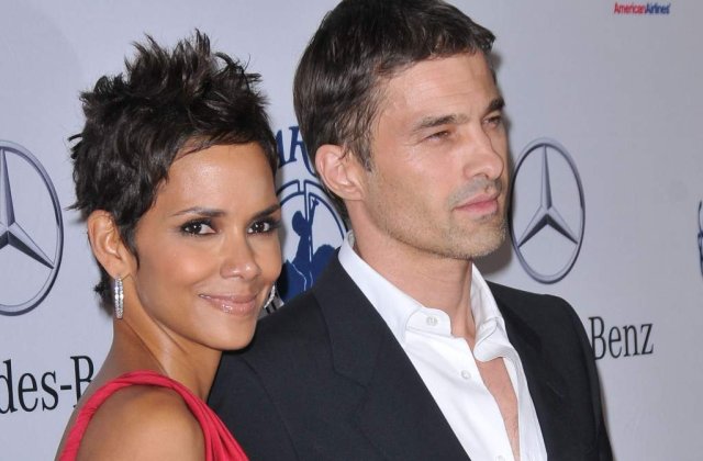 Halle Berry si Olivier Martinez nu se mai ascund