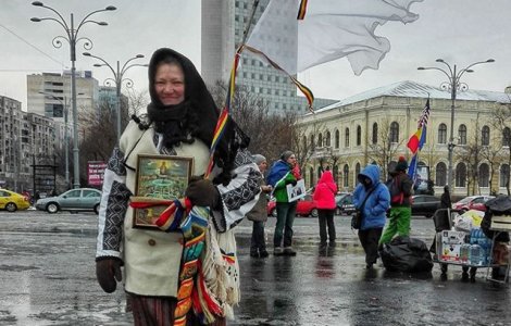 Povestea lui "tanti Lucretia", femeia care protesteaza in straie populare in fata Guvernului
