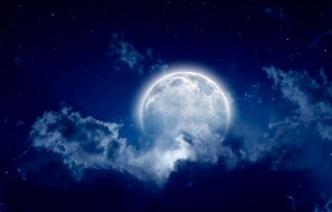 "Luna de zapada", eclipsa de luna si aparitia "Cometei de Anul Nou"