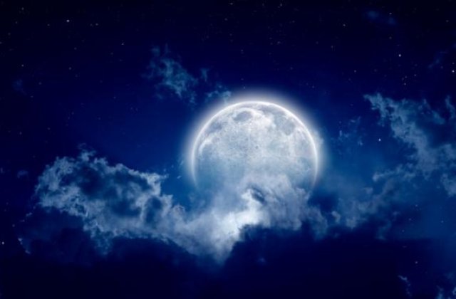 "Luna de zapada", eclipsa de luna si aparitia "Cometei de Anul Nou" - trei evenimente astronomice, in noaptea de vineri spre sambata
