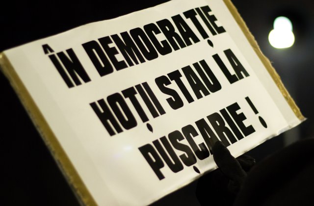 A 11-a seara de proteste in Piata Victoriei. Oamenii incep sa se stranga in fata Guvernului