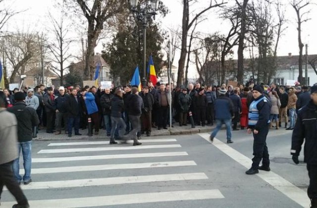 Aproximativ 1.000 de persoane protesteaza la Alba Iulia pentru a cere demisia presedintelui Iohannis