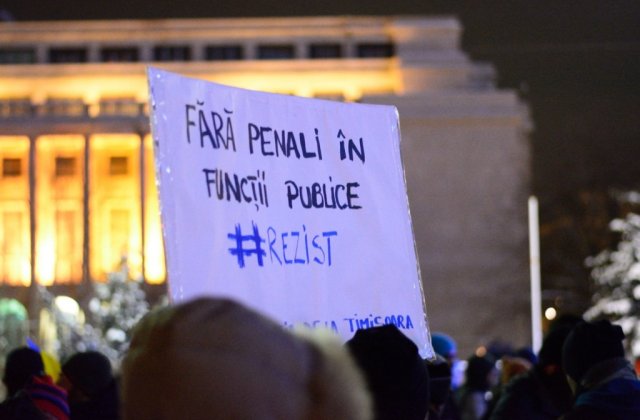 "Maratonul democratiei" - 30 de tineri au alergat 42 de kilometri ca semn de protest fata de Guvern: Este "rezist" spus altfel