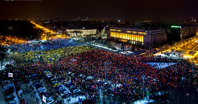 Multimea din Piata Victoriei a format un tricolor uman