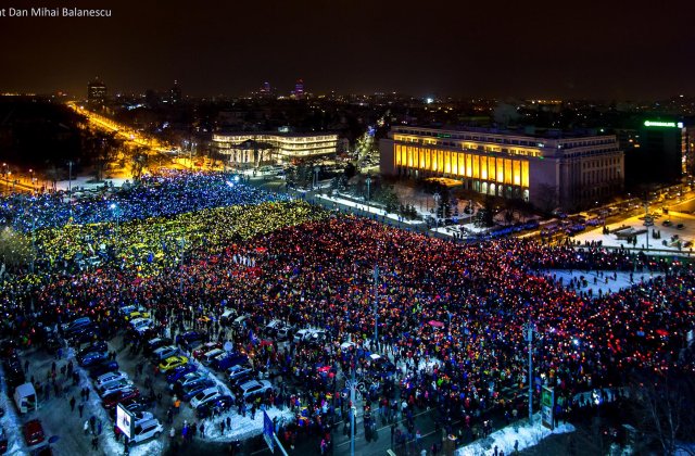 Multimea din Piata Victoriei, unde sunt zeci de mii de oameni, a format un "tricolor uman"