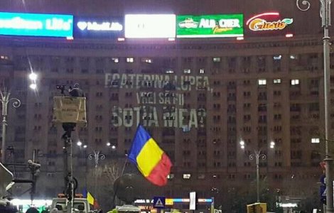 O tanara a fost ceruta in casatorie in Piata Victoriei