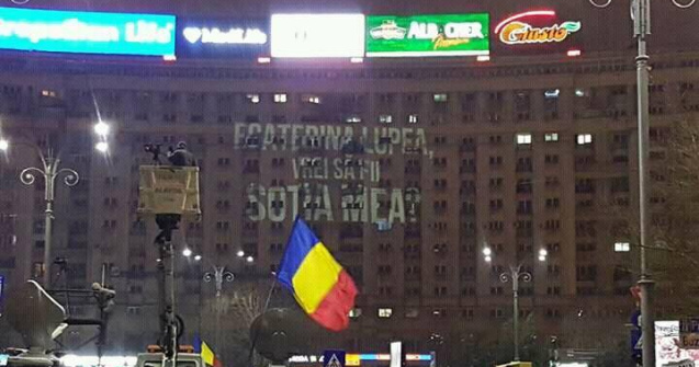 O tanara a fost ceruta in casatorie in Piata Victoriei