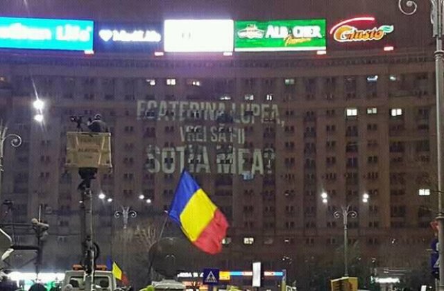 Dragoste in vremea protestelor? O tanara a fost ceruta in casatorie in Piata Victoriei