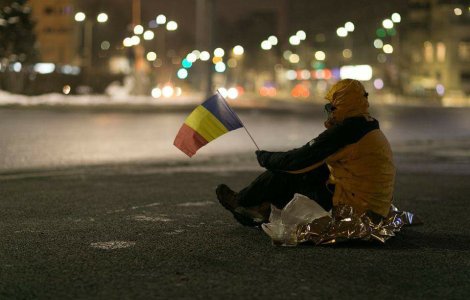 Povestea barbatului care a stat mai mult de 12 ore in Piata Victoriei