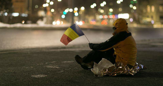 Povestea barbatului care a stat mai mult de 12 ore in Piata Victoriei