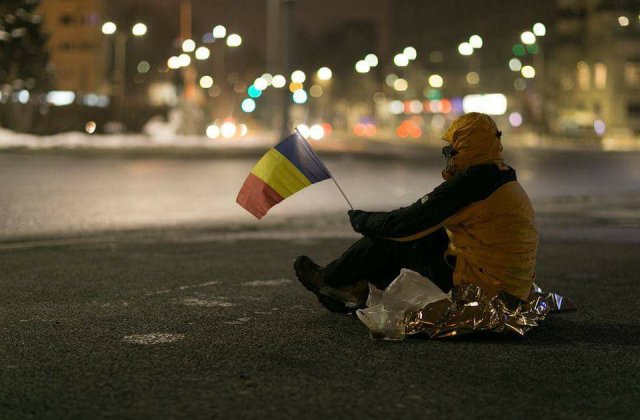 Povestea barbatului care a stat mai mult de 12 ore in Piata Victoriei