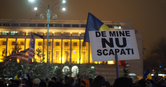 Peste 500 de oameni in a 14-a zi de proteste in Piata Victoriei