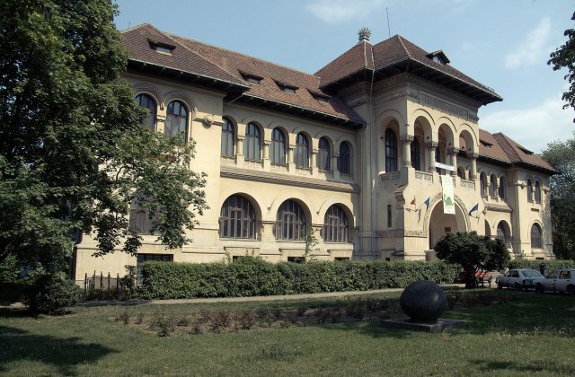 [UPDATE] Tolo.ro: Radiatii de 200.000 de ori mai mari decat dozele admise au fost masurate la 100 de metri de multimea din Piata Victoriei