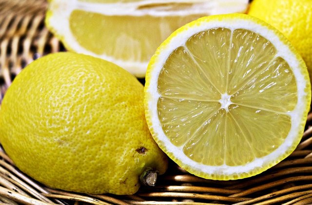 Motivele pentru care ar trebui sa dormi cu o lamaie, peste care sa presari sare, langa pat