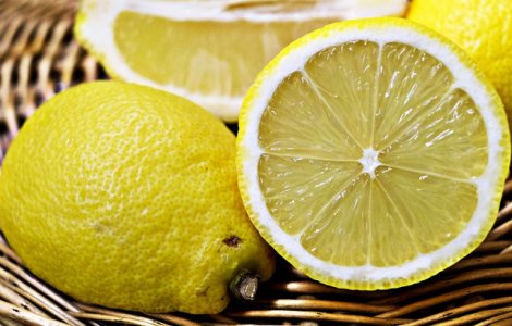 Motivele pentru care ar trebui sa dormi cu o lamaie, peste care sa presari sare, langa pat