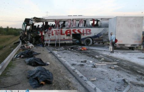 Cel putin patru persoane au murit, iar zece au fost ranite
