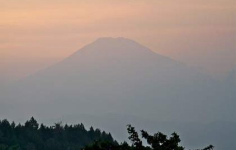 Indonezia: O noua eruptie moderata a vulcanului Merapi