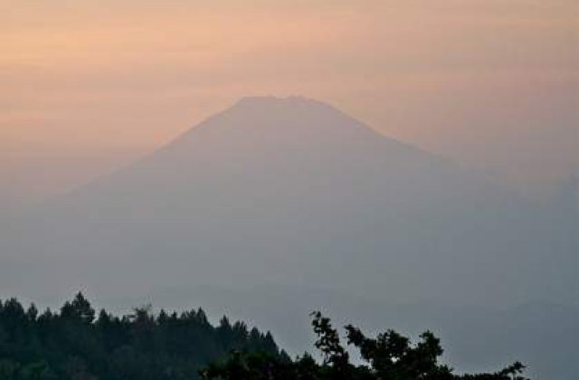 Indonezia: O noua eruptie moderata a vulcanului Merapi