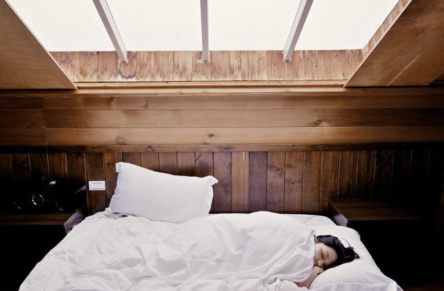 Vrei sa ai un somn linistit? Consuma alimentele care te ajuta sa dormi bine