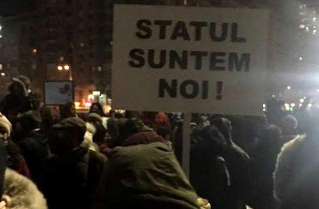 Aproximativ 200 de persoane au protestat in Piata Victoriei, iar cateva zeci la Palatul Cotroceni. Proteste si in tara