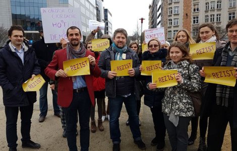 Un grup de romani a protestat la Bruxelles in timpul vizitei premierului Grindeanu VIDEO