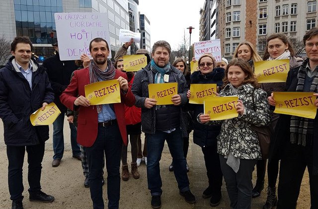 Un grup de romani a protestat la Bruxelles in timpul vizitei premierului Grindeanu VIDEO