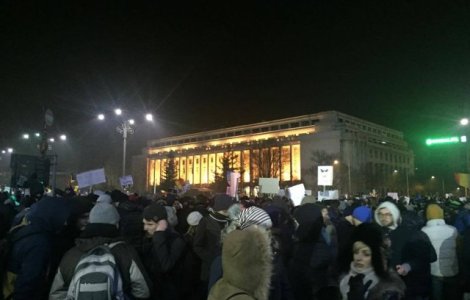 A 18-a zi de proteste: Peste 700 de persoane au manifestat vineri seara in Piata Victoriei