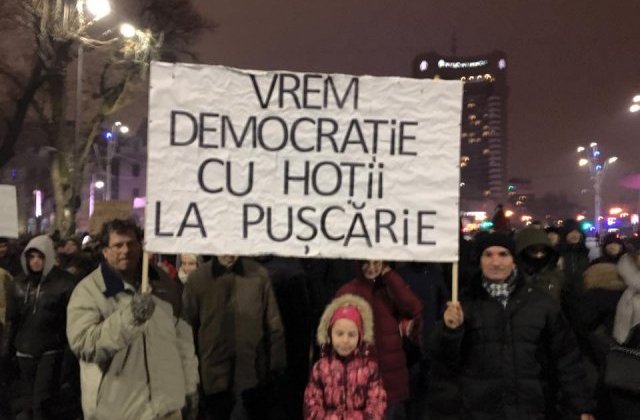 Noi proteste anuntate pentru weekend in Bucuresti si in tara. In Piata Victoriei se afla aproximativ 500 de parinti si copii