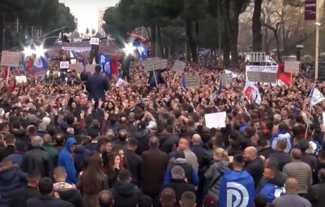 10.000 de oameni au protestat fata de Guvern in Albania, intr-o manifestatie inspirata de cele din Romania