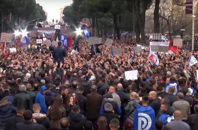 10.000 de oameni au protestat fata de Guvern in Albania, intr-o manifestatie inspirata de cele din Romania