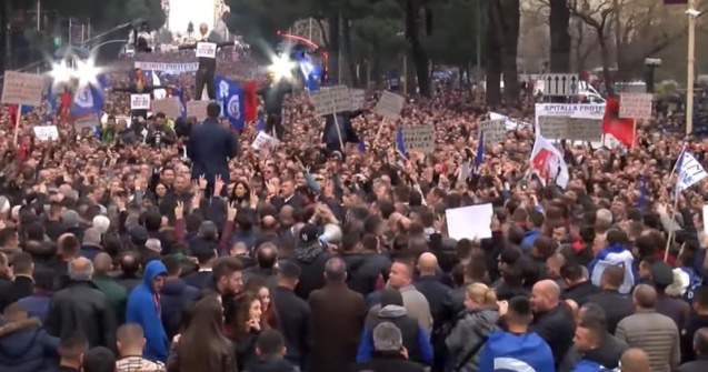 10.000 de oameni au protestat fata de Guvern in Albania, intr-o manifestatie inspirata de cele din Romania